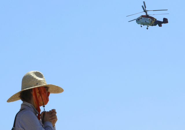 경찰과 해경 등이 제주 세화포구에서 실종된 30대 여성에 대한 대규모 수색에 나선 1일 오전 제주시 구좌읍 세화리 포구에서 실종 여성의 가족이 수색 과정을 지켜보고 있다. 연합뉴스