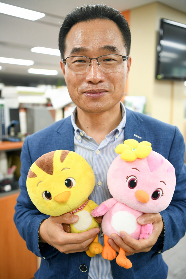 지난달 31일로 1년 간의 경북도청 파견 근무롤 마치고 전남도청으로 복귀하는 강인중(52) 사무관이 2017년 대한민국 콘텐츠상 대상을 수상한 경북도의 