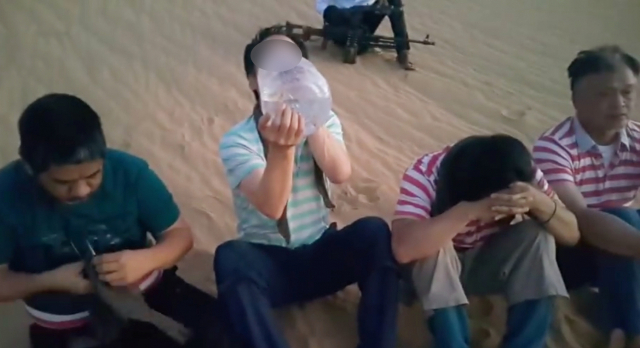 지난달 6일(현지시간) 리비아에서 한국인 1명(왼쪽 두번째)이 무장단체에 납치돼 27일째 억류된 상태라고 외교부 당국자가 1일 밝혔다. 외교부 당국자에 따르면 7월 6일 리비아 서부 자발 하사우나 지역에서 무장민병대가 현지 한 회사의 캠프에 침입해 한국인 1명과 필리핀인 3명을 납치하고 물품을 빼앗았다. 사건 발생 직후 이 회사 관계자가 피해를 신고한 것으로 전해졌다. 이날 