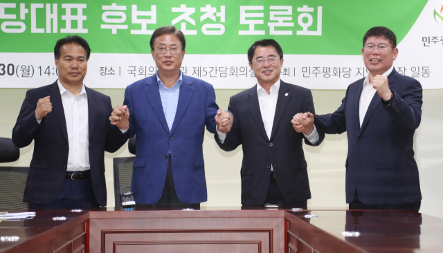 지난달 30일 오후 국회에서 열린 민주평화당 지역위원장 주최 당대표 후보 초청토론회에서 민주평화당 당대표에 출사표를 던진 유성엽(왼쪽에서 두번째), 최경환(왼쪽에서 세번째) 후보가 포즈를 취하고 있다. 연합뉴스