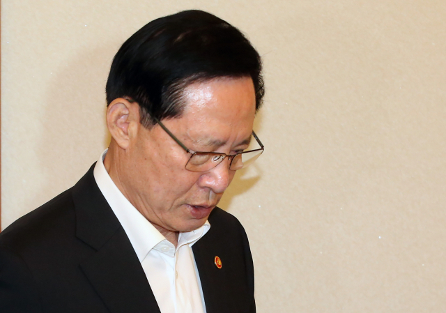 송영무 국방부 장관이 31일 서울 세종로 정부서울청사에서 열린 국무회의에 입장하고 있다. 연합뉴스