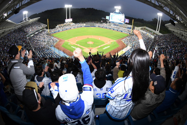 삼성 라이온즈가 후반기 대반격으로 중위권 진입에 성공하면서 후반기 리그 평균 관중 순위 3위에 올랐다. 사진은 지난해 10월 3일 이승엽의 은퇴 경기이자 페넌트레이스 마지막 경기를 관람하기 위해 만원 관중이 찾은 대구삼성라이온즈파크 모습. 삼성 라이온즈 제공