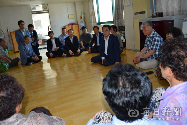 남재철 기상청장이 1일 경산 하양읍 한사리 경로당 무더위 쉼터를 방문해 어르신들에게 건강 관리를 당부하고 있다. 김진만 기자