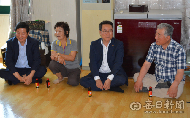 남재철 기상청장이 1일 경산 하양읍 한사리 경로당 무더위 쉼터를 방문해 어르신들에게 건강 관리를 당부하고 있다. 김진만 기자