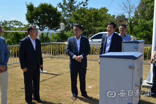 남재철 기상청장이 1일 경산 하양을 방문해 하양읍사무소 주변에 설치된 자동기상관측장비를 점검하고 있다. 김진만 기자