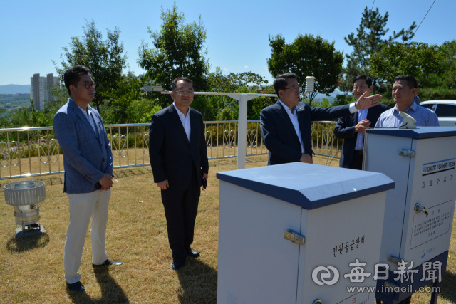 남재철 기상청장이 1일 경산 하양을 방문해 하양읍사무소 주변에 설치된 자동기상관측장비를 점검하고 있다. 김진만 기자