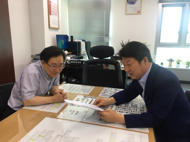 권영진 대구시장이 1일 오규택 기획재정부 재정관리국장과 만나 대구 주요 현안사업을 살펴보고 있다. 대구시 제공