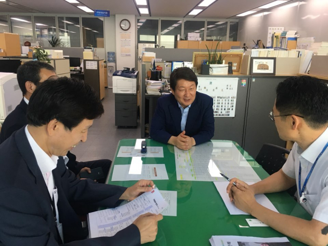 권영진 대구시장이 1일 세종시 정부세종청사 기획재정부 예산실에 들러 담당자들과 만났다. 권 시장이 예산담당관들에게 대구 주요 현안사업을 소개하고 있다. 대구시 제공