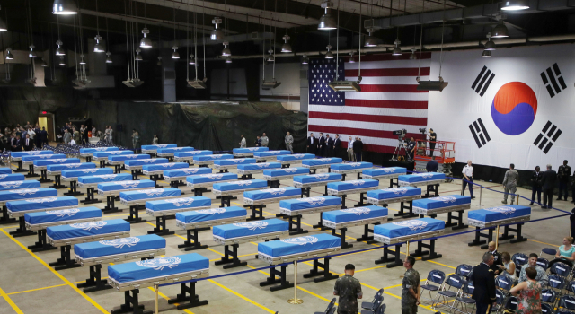 1일 오후 경기도 평택시 주한미공군 오산기지에서 북한으로부터 돌려받은 한국전 참전 미군 유해 송환식 준비가 진행되고 있다. 연합뉴스