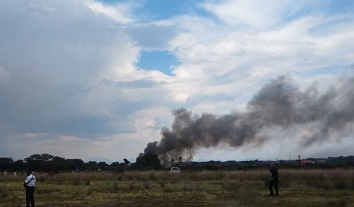 현지시간 7월 31일 오후 4시(한국시간 1일 오전 6시)경 아에로멕시코 항공사의 멕시코시티 행 여객기가 과달루페 빅토리아 국제공항에서 이륙 직후 원인 불명으로 활주로 인근에 불시착한 모습 AFP=연합뉴스