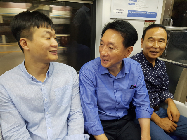 김병준 자유한국당 혁신 비상대책위원장과 비상대책위원들이 1일 오전 서울 시내 시장을 방문하고 버스, 택시 등을 타며 민생현장을 찾아 시민과 얘기를 나누고 있다. 자유한국당 제공