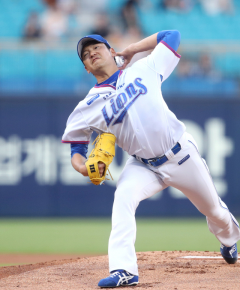 1일 대구삼성라이온즈파크에서 열린 2018 KBO리그 삼성 라이온즈와 NC 다이노스 경기에 선발 등판한 삼성 백정현이 NC 타선을 향해 역투하고 있다. 삼성 라이온즈 제공