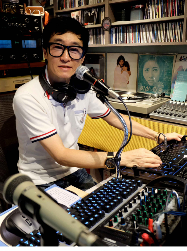 대구시 중구 대봉동 김광석거리의 길영LP카페는 1980년대 음악감살실을 그대로 재현해 음악팬들의 관심을 모으고 있다. 뮤직박스에서 음악을 선곡하고 있는 DJ 도길영 씨. 박노익 기자 noik@msnet.co.kr