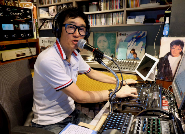 대구시 중구 대봉동 김광석거리의 길영LP카페는 1980년대 음악감상실을 그대로 재현해 음악팬들의 관심을 모으고 있다. 뮤직박스에서 음악을 선곡하고 있는 DJ 도길영 씨. 박노익 기자 noik@msnet.co.kr