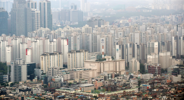 26일 한국감정원에 따르면 서울 주간 아파트값은 지난주보다 0.11% 상승하며 이달 9일 조사 이후 3주 연속 오름폭이 확대됐다. 지난주 0.05% 하락했던 강남구의 아파트값은 이번 주 0.07%를 기록하며 4월 둘째 주에 하락 전환한 이후 16주 만에 다시 상승 전환됐다. 사진은 26일 오후 서울 강남구 개포동 아파트 단지 모습. 연합뉴스