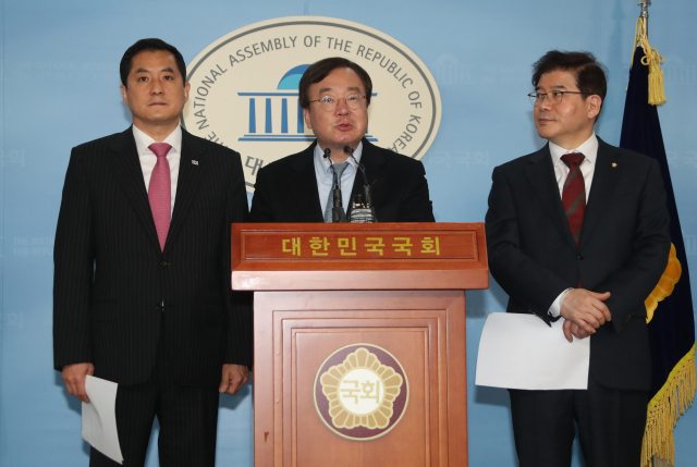 자유한국당 박대출(왼쪽부터)·강효상·김성태 의원이 지난 4월 국회 정론관에서 더불어민주당의 방송법 개정안을 비판하고 있다. 매일신문 DB