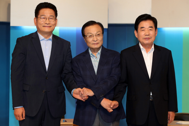 더불어민주당 당권에 도전하는 송영길(왼쪽부터)·이해찬·김진표 의원이 2일 광주문화방송 사옥에서 열린 TV 토론회에 앞서 기념촬영을 하고 있다. 연합뉴스