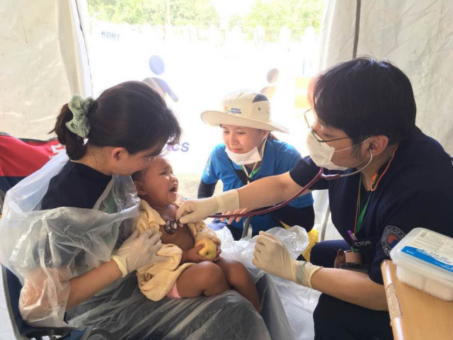 수력발전소 보조댐 사고에 따른 홍수 피해를 본 라오스 남부 아타프 주 사남사이 지역 임시 진료소에서 한국 의료진이 1일 이재민 아이를 진찰하고 있다. 연합뉴스