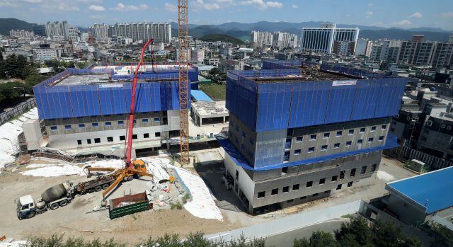 2일 오후 경북대학교 기숙사 신축현장. 경북대는 내년 7월 완공을 목표로 1,200여 명을 수용하는 기숙사 신축 공사를 진행했지만, 인근 원룸업자들의 반발로 수용인원을 대폭 감축했다. 김영진 기자 kyjmaeil@msnet.co.kr