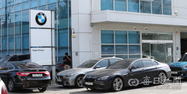 BMW가 주행 중 화재로 인해 10만 대에 달하는 자발적 리콜조치를 발표한 가운데 2일 오후 대구 동구 동호동 BMW코오롱모터스 대구서비스센터에 화재가 많이 발생한 520d 차량이 긴급 안전진단을 받기 위해 대기하고 있다. 정운철 기자 woon@msnet.co.kr