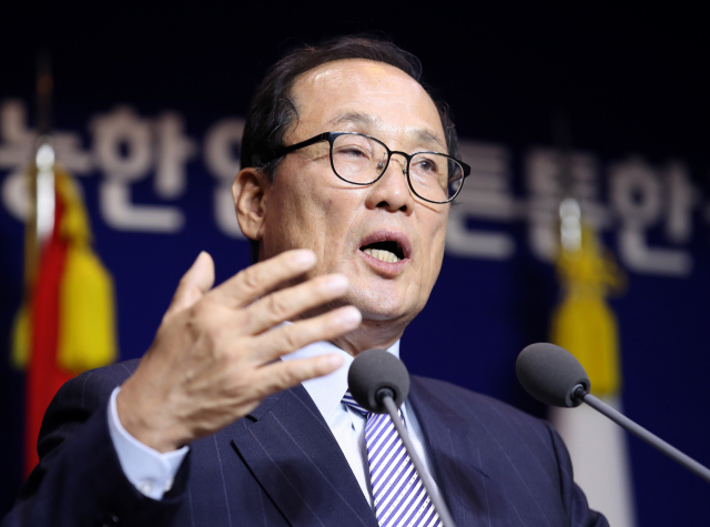 장영달 국방부 기무사 개혁위원장이 2일 오후 기무사개혁위원회 전체회의를 마치고 서울 용산구 국방부 청사에서 개혁위에서 모인 의견 등을 설명하는 기자회견을 하고 있다. 연합뉴스