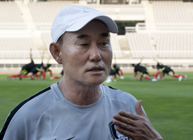 2일 고양종합운동장에서 2018 자카르타-팔렘방 아시안게임에 출전하는 한국 U-23 축구대표팀 김학범 감독이 인터뷰를 하고 있다. 연합뉴스