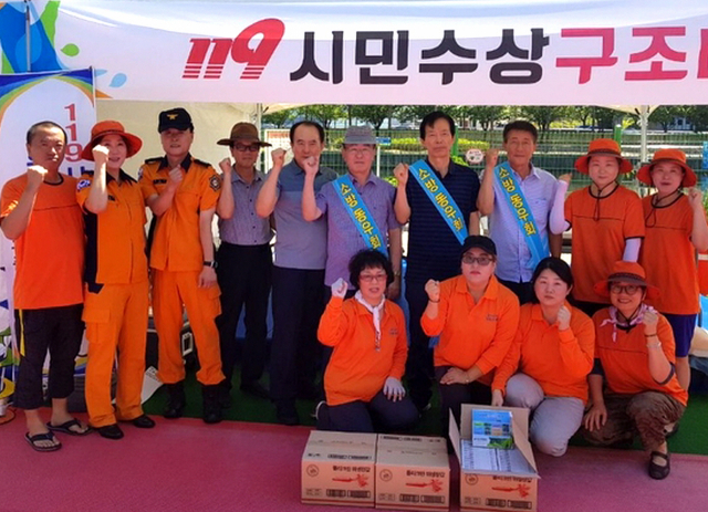 퇴직 소방관으로 구성된 ㈔대구시 소방동우회(회장 최상복) 회원들은 1일 신천 물놀이장을 찾아 안전사고 예방 캠페인을 펼쳤다. 대구시 소방동우회 제공