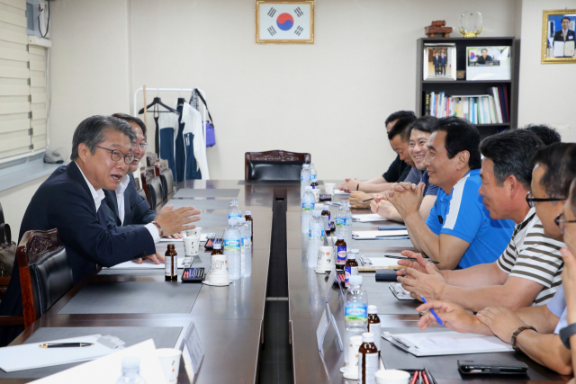 취임 첫날이 3일, 서문시장을 방문해 상인들의 고충에 대해 이야길 나눈 이승호 대구시 경제부시장. =대구시청 제공
