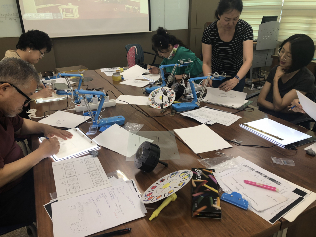 수성구립 범어도서관의 2018 과학·예술융합프로그램에 참가하고 있는 수강생들이 동영상을 제작하고 있다. 범어도서관 제공