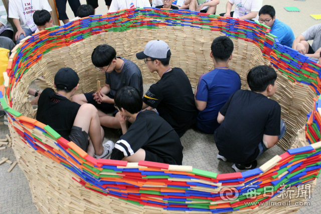 지난달 25일 오후 2시 청소년 스마트폰 치유캠프에 참가한 대구 청소년들이 카프라 활동을 하면서 인터넷·스마트폰 의존도를 낮추고 있다. 카프라는 나무원목을 활용해서 원하는 형체를 만드는 게임을 이른다. 대구시청소년상담복지센터 제공