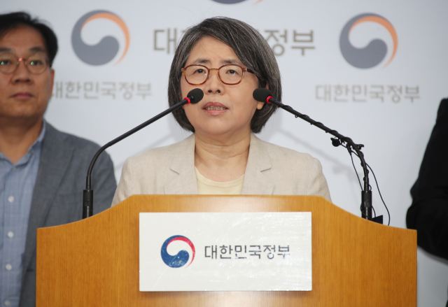 김영란 공론화위원회 위원장이 3일 서울 세종로 정부서울청사에서 대입제도 개편 공론화 결과를 발표하고 있다. 연합뉴스