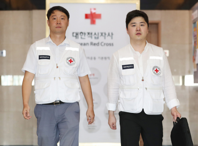 4일 오전 서울 중구 대한적십자사(한적) 본사에서 한적 실무진들이 판문점으로 출발하고 있다. 한적 실무진들은 이날 판문점에서 북측 조선적십자회와 오는 20∼26일 열리는 이산가족 상봉행사의 최종 대상자 명단을 교환했다. 연합뉴스