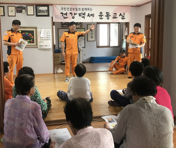 조유현(가운데) 고령소방서장이 어르신들의 무더위 쉼터를 방문해 폭염대비 행동요령을 설명하고 있다. 고령소방서 제공