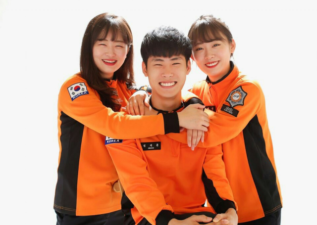 왼쪽부터 정예진(28·소방방재과 10학번) 소방사와 정재훈(24·지방행정학과 14학번), 정예원(27·지방행정과 11학번·응급구조과 14학번) 소방교육생 3남매의 모습. 경북도립대 제공