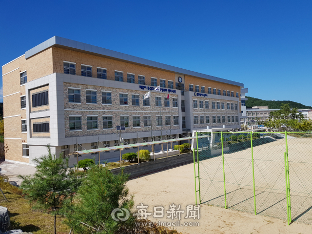 경북도청 신도시에 자리잡고 있는 풍천풍서초등학교가 더 이상 학급을 늘릴 공간이 없을 만큼 과밀학급 현상이 심각한 것으로 나타났다. 사진은 풍풍초 전경. 김영진 기자