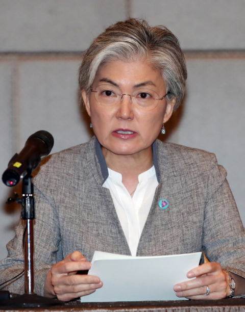 강경화 외교부 장관이 5일 싱가포르의 한 호텔에서 아세안지역안보포럼(ARF) 등 아세안 관련 연쇄회의 결산 브리핑을 하고 있다. 연합뉴스