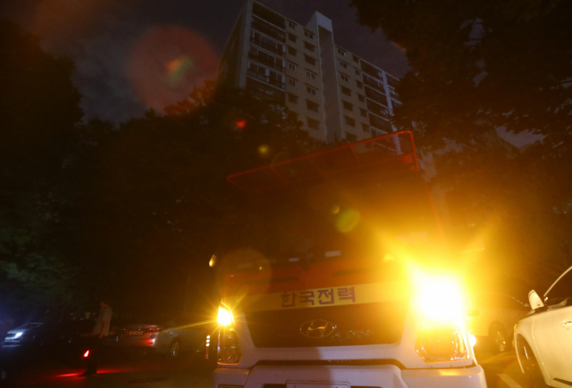 12일째 열대야가 이어진 1일 밤 대규모 정전이 발생한 서울 강남구 대치동 선경아파트에 한국전력의 긴급 복구차량이 세워져 있다. 이날 서울 낮 최고기온은 39.6도로 서울지역 111년 기상관측 사상 가장 높은 기온을 기록했다. 한전은 이날 발표한 자료에서 7월 아파트 정전 건수는 91건으로 작년 43건 대비 112% 증가했다고 밝혔다. 연합뉴스