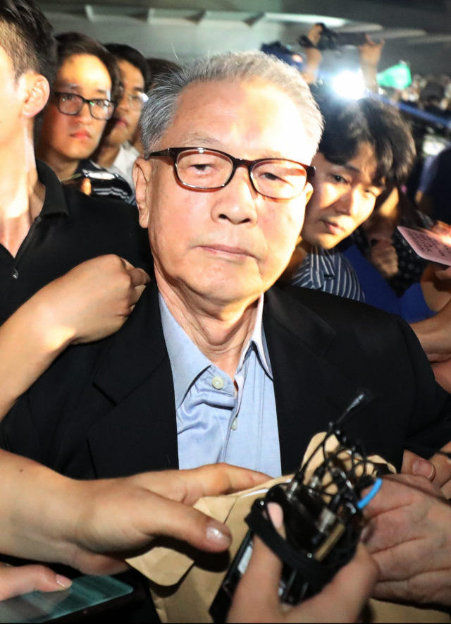 김기춘(79) 전 대통령 비서실장이 6일 수감생활을 끝내고 석방된 가운데 석방 반대 시민단체 회원들이 구치소를 나서는 김기춘 전 실장 앞을 막아서며 한바탕 소동이 일어났다. 김기춘 전 대통령 비서실장이 구속기간 만료로 석방된 6일 오전 서울 송파구 동부구치소를 나서고 있다. 연합뉴스