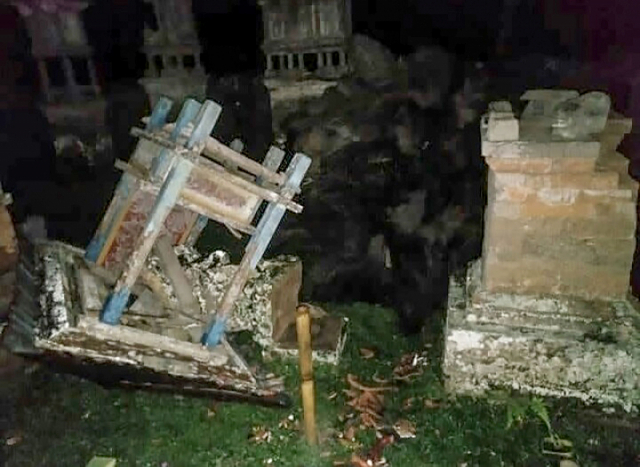 인도네시아 휴양지 롬복 섬 북부에서 5일(현지시간) 규모 7.0의 강진이 발생, 이웃 발리섬에 있는 한 사원이 파괴돼 있다. 연합뉴스