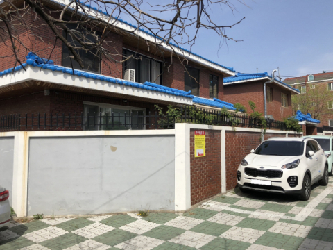 대구시 담장허물기 운동이 올해로 23년 째를 맞았다. 대구시는 지난 1996년부터 총 32㎞가량의 담을 허물고 남은 공간에 가로공원 36만m²를 조성했다. 남구 한 주택의 담장을 허물기 전 모습. 대구시 제공