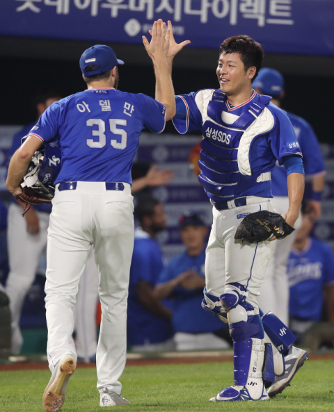 5일 부산 사직구장에서 열린 2018 KBO리그 삼성 라이온즈와 롯데 자이언츠 경기 6회말 2사 3루에서 롯데 신본기를 파울플라이로 처리한 삼성 선발 아델만이 포수 강민호와 하이파이브를 하고 있다. 삼성 라이온즈 제공