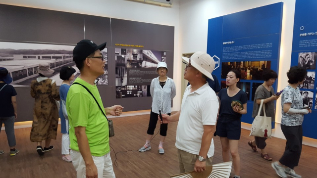 한국내셔널트러스트 회원 40여명 4일 영주를 방문해 근대문화유산 공공건축물을 답사했다. 영주시 제공