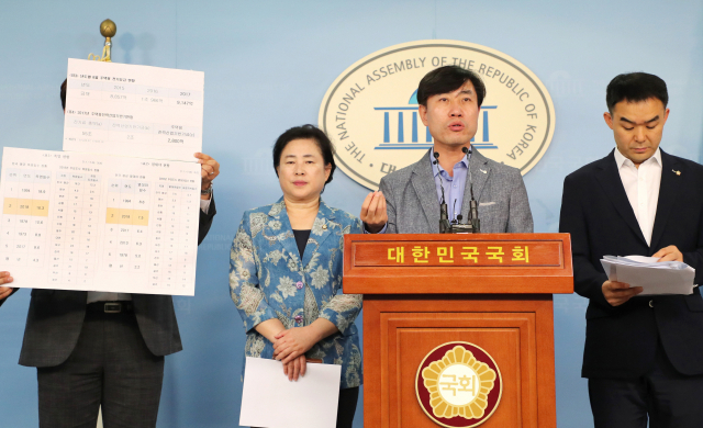 바른미래당 신용현(왼쪽부터), 하태경, 채이배 의원이 1일 오후 국회 정론관에서 폭염 전기료 30% 감면 법안 발의 기자회견을 하고 있다. 연합뉴스