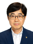 문재인 대통령이 6일 신설한 청와대 자영업비서관에 인태연 한국중소상인 자영업자 총연합회 회장을 임명했다. 연합뉴스