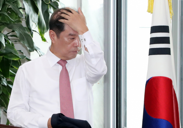 자유한국당 김병준 비상대책위원장이 6일 국회에서 비상대책위원회의를 마치고 브리핑을 준비하고 있다. 연합뉴스