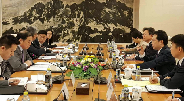6일 중국 베이징에서 한중 6자회담 수석대표인 이도훈 외교부 한반도평화교섭본부장과 쿵쉬안유(孔鉉佑) 중국 외교부 부부장 겸 한반도사무특별대표가 회담하고 있다. 아세안지역안보포럼 외교장관회 참석차 싱가포르를 방문했던 이 본부장은 이날 베이징으로 건너와 쿵 부부장과 만나 종전선언 등 한반도 문제에 관해 논의했다. 연합뉴스