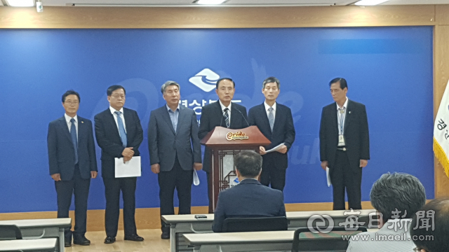 경북기독교총연합회 관계자들이 6일 경북도청 브리핑룸에서 기자회견을 열고 