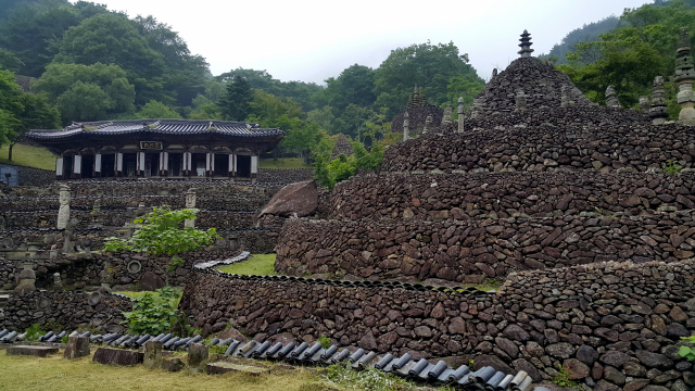 특이한 형태로 이국적인 풍경을 만들어내는 삼성궁의 모습.