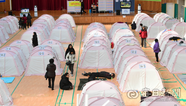 한국전력공사는 포항 지진피해 이재민 대피장소인 임시 가건물의 전기요금 감면기간을 3개월 연장하기로 했다.