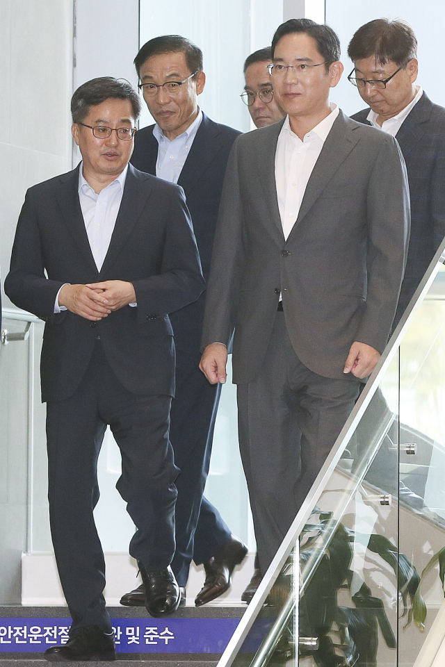 김동연 부총리 겸 기획재정부 장관이 6일 오후 경기도 평택시 삼성전자 평택캠퍼스 방문을 마친 후 이재용 삼성전자 부회장과 함께 이동하고 있다. 연합뉴스